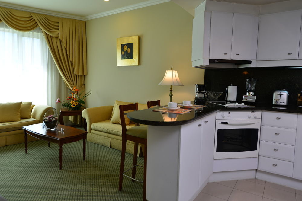 Aparta Hotel Torres De Suites キト エクステリア 写真