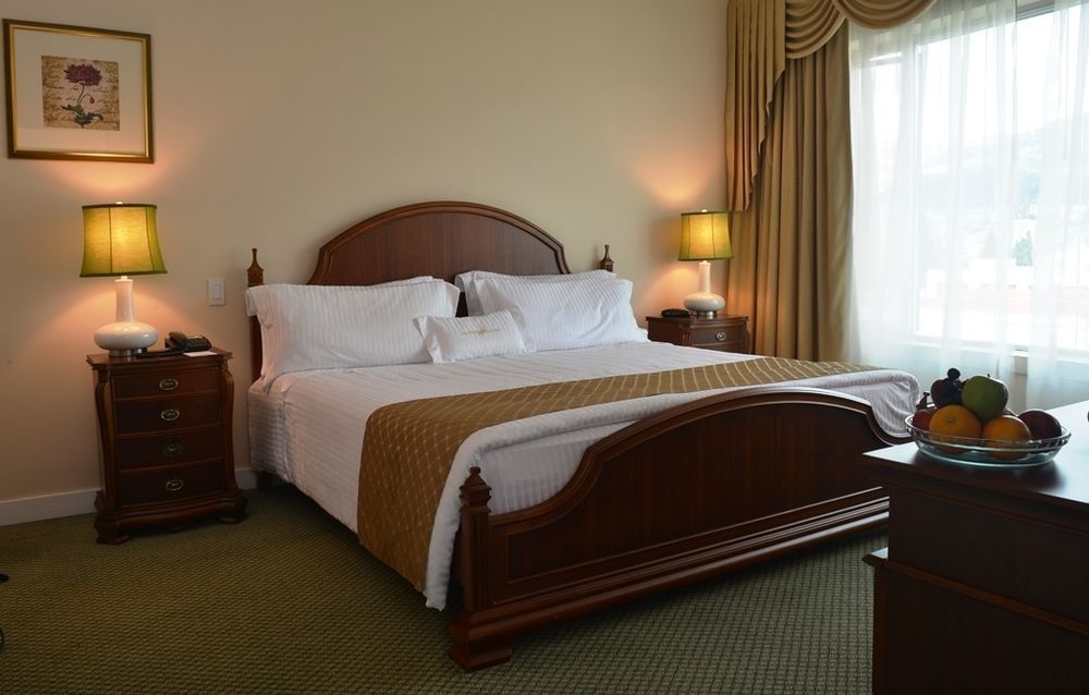Aparta Hotel Torres De Suites キト エクステリア 写真